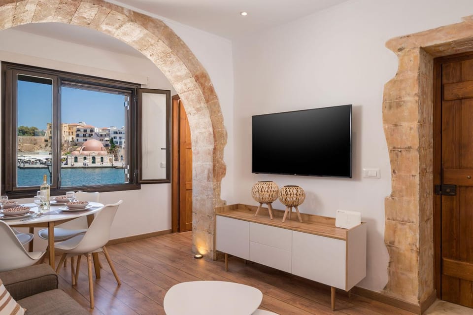 TV and multimedia, View (from property/room), Living room, Landmark view, Sea view