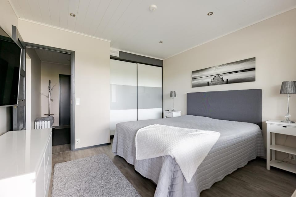 Bed, TV and multimedia, wardrobe