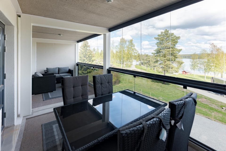 Balcony/Terrace, Seating area, Dining area, Beach, Lake view