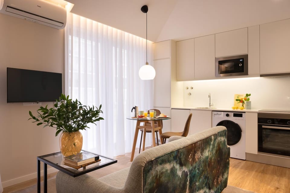 TV and multimedia, Living room, Photo of the whole room, Seating area, Dining area