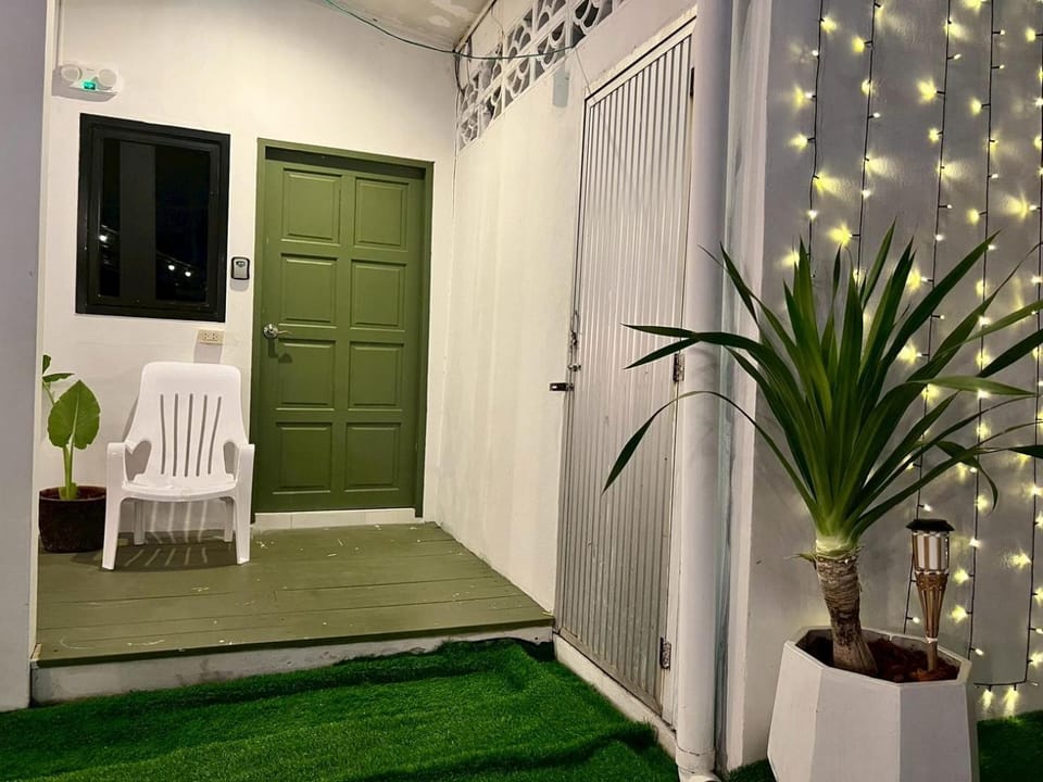 The Snug & The Sierra Airportel Bed and Breakfast in Mai Khao