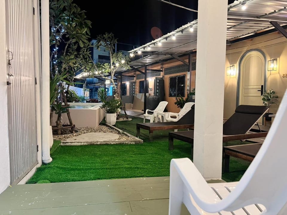 The Snug & The Sierra Airportel Bed and Breakfast in Mai Khao