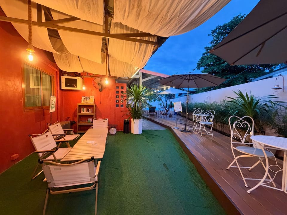 The Snug & The Sierra Airportel Bed and Breakfast in Mai Khao