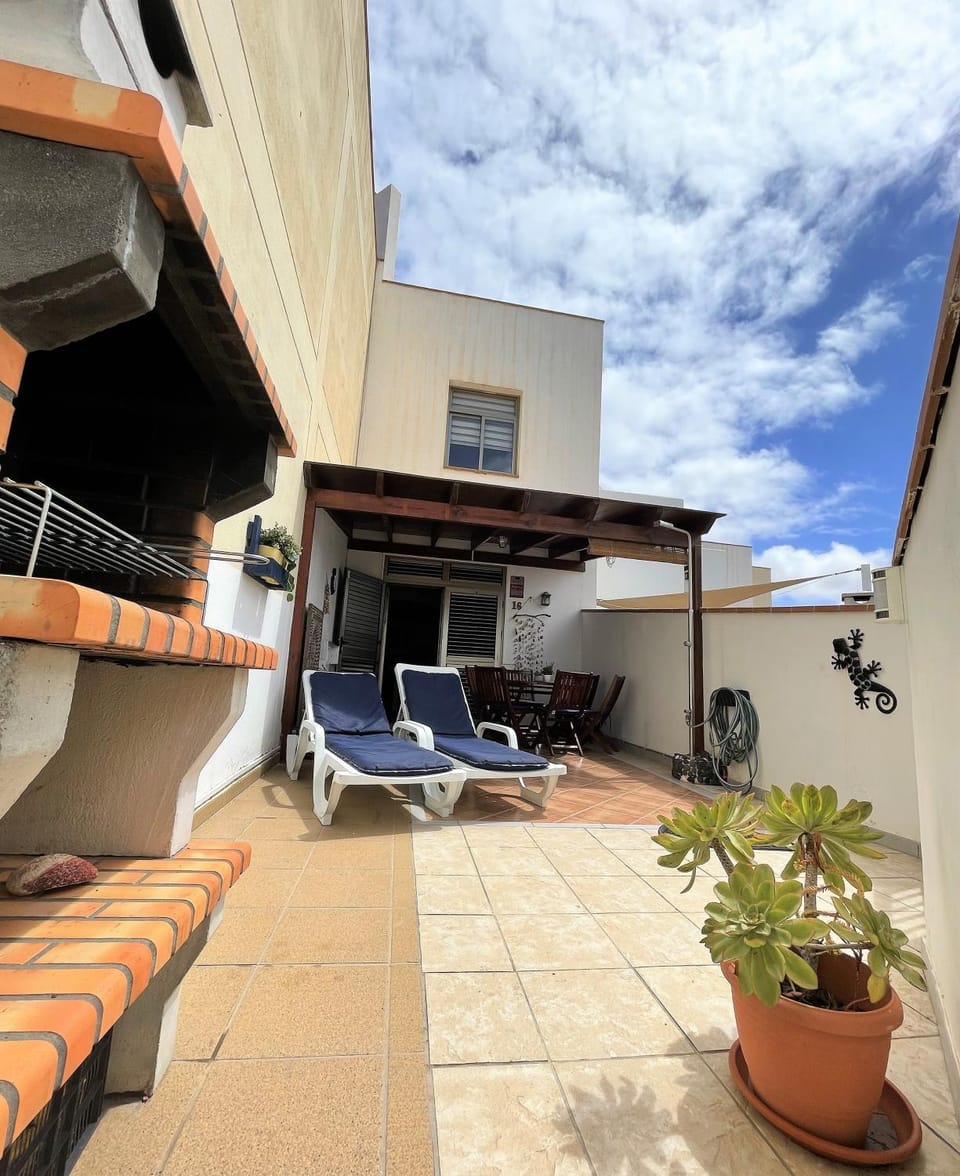 Shower, Nearby landmark, Restaurant/places to eat, Facade/entrance, Off site, Day, Night, Activities, Winter, Summer, BBQ facilities, Snorkeling, Solarium, Balcony/Terrace, Beach, Windsurfing, Cycling, Autumn, Sunset, sunbed