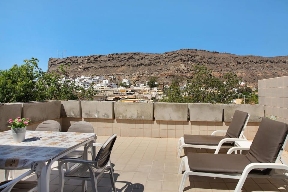 Property building, Balcony/Terrace, Living room