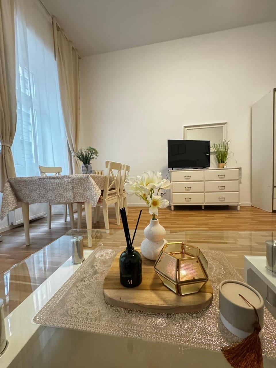 TV and multimedia, Seating area, Dining area