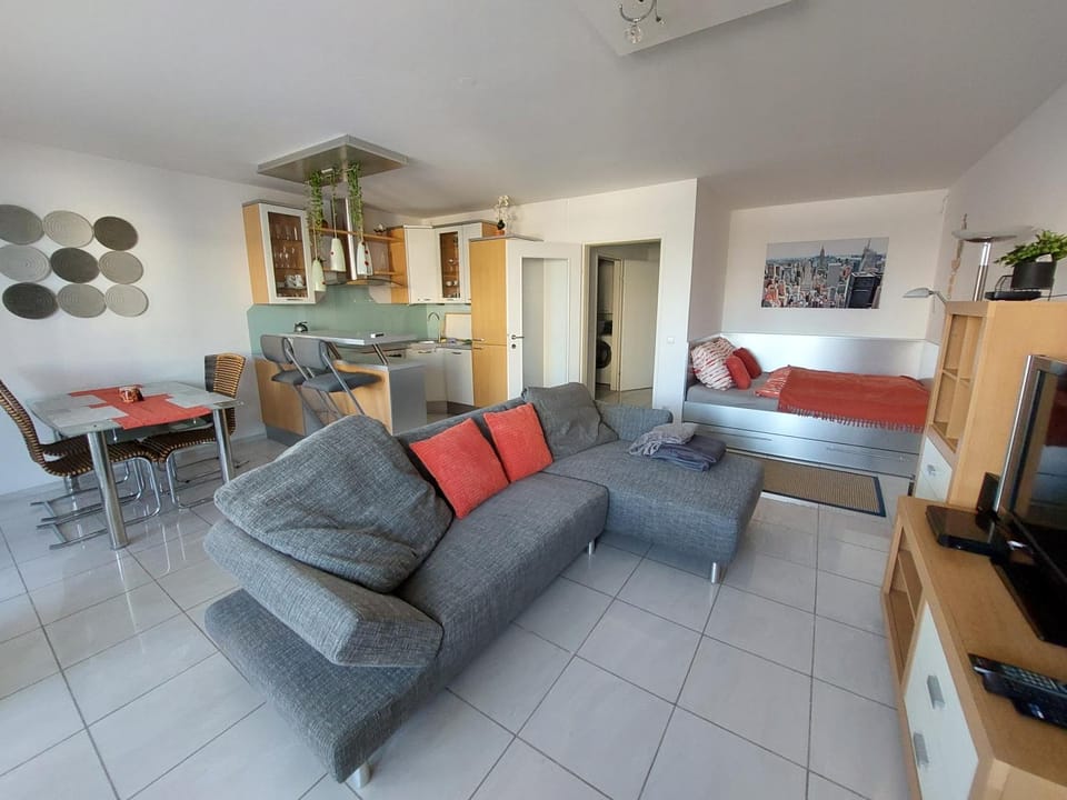 Kitchen or kitchenette, Living room, Seating area, Dining area