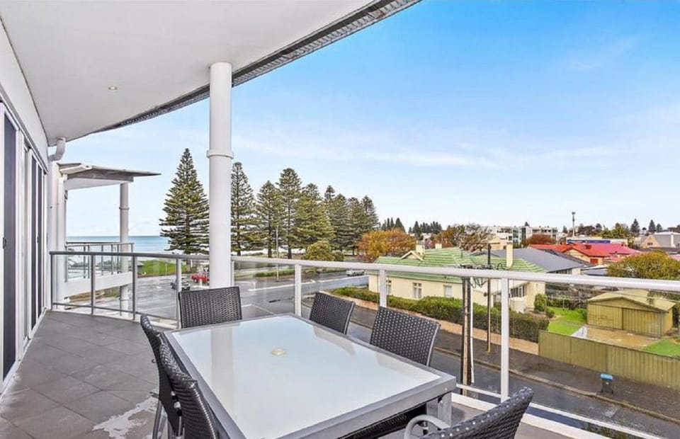 View (from property/room), Balcony/Terrace, Dining area, Sea view