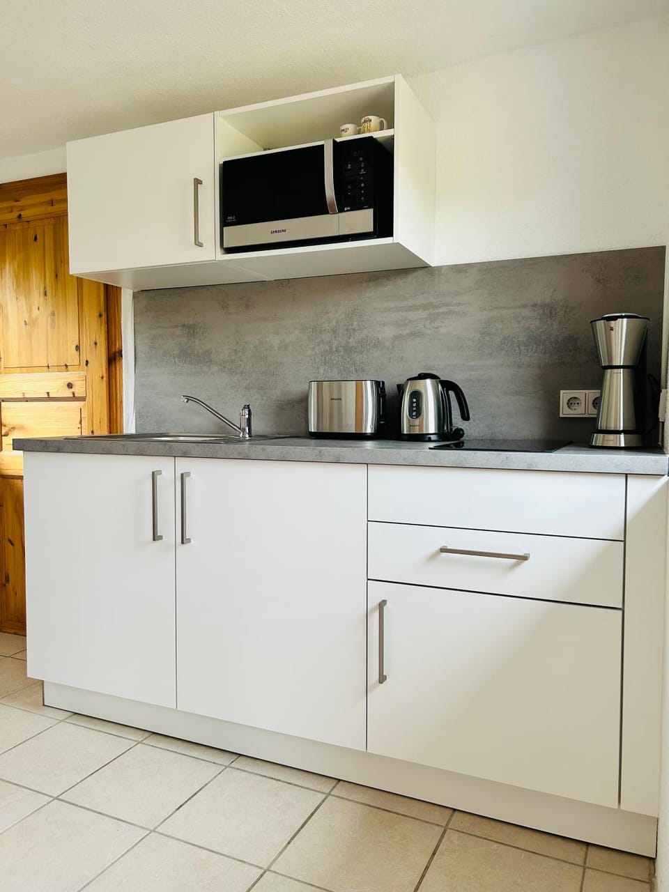 Coffee/tea facilities, Kitchen or kitchenette, minibar, stove