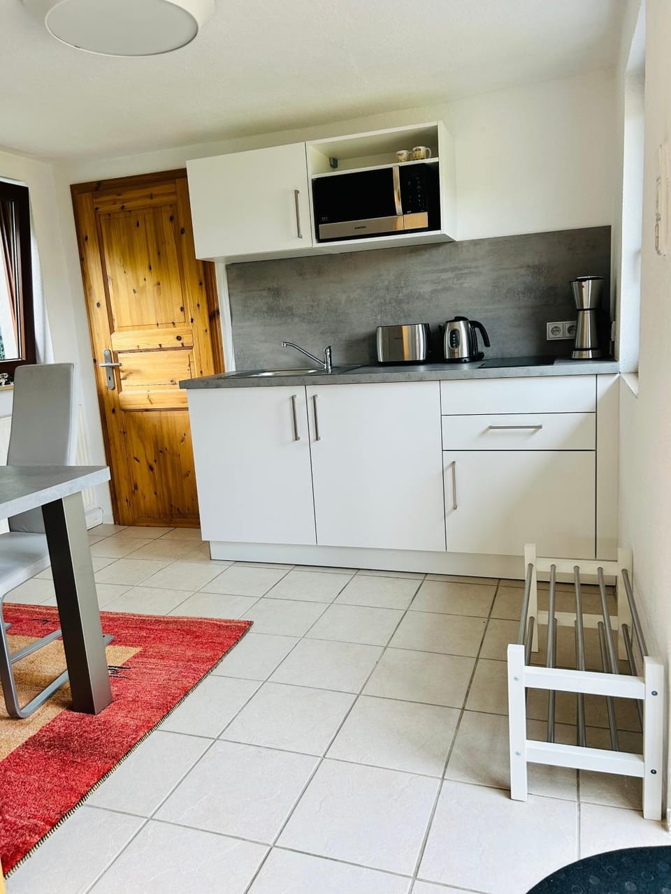 Kitchen or kitchenette, minibar, stove, toaster