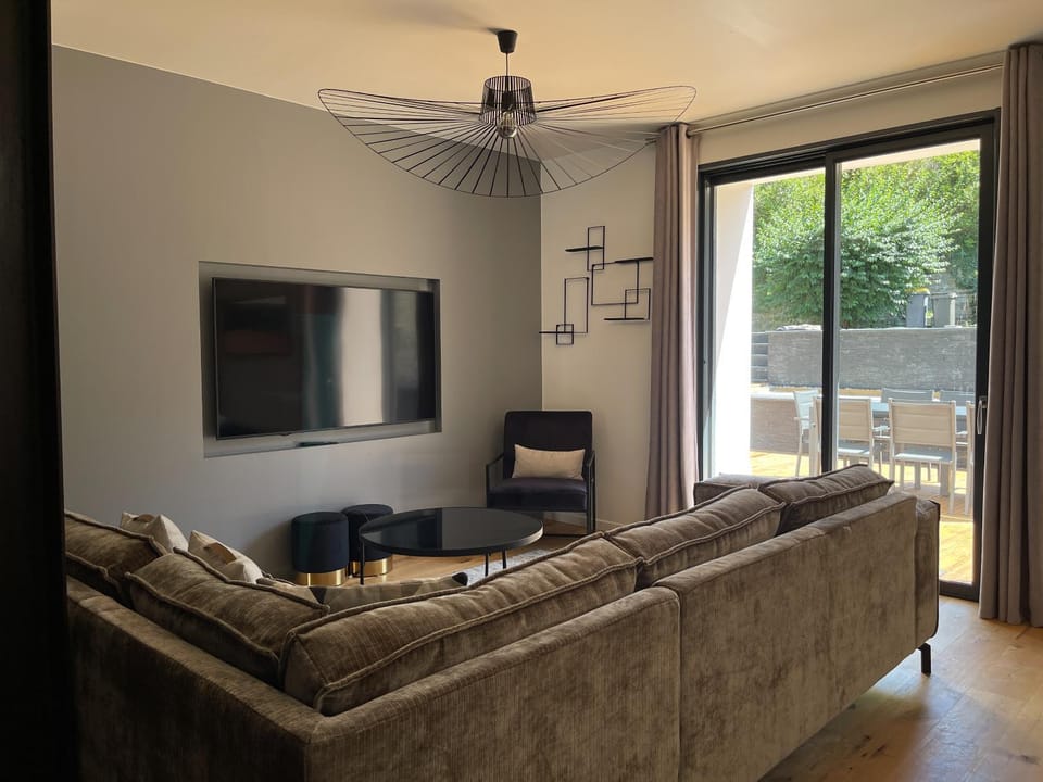 Communal lounge/ TV room, TV and multimedia, Living room, Seating area