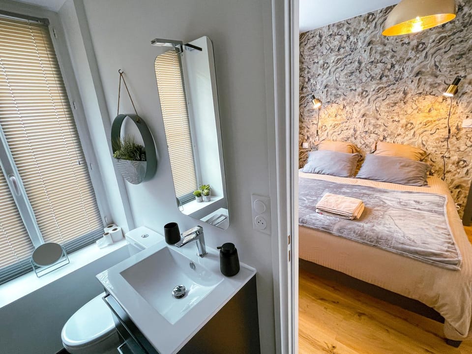 Toilet, Bed, Bathroom, Photo of the whole room, Bedroom, towels