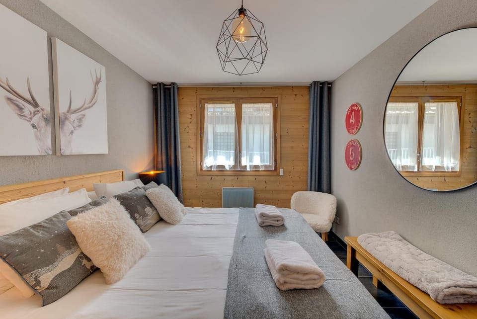 Bed, Photo of the whole room, Seating area, Bedroom
