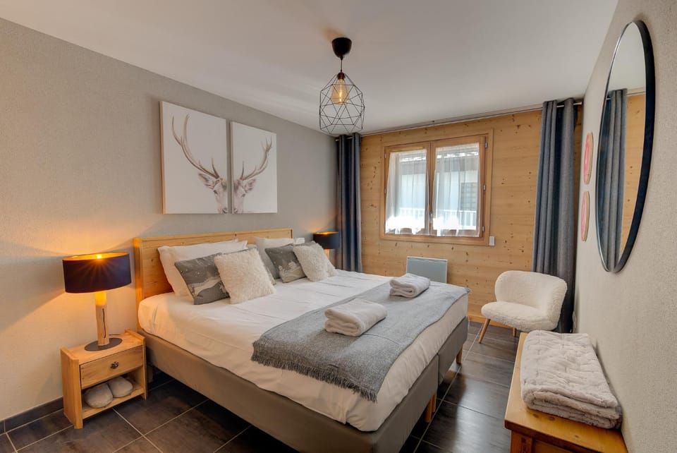 Bed, Photo of the whole room, Bedroom, towels