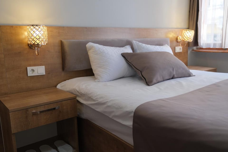 Bed, Dining area, Bedroom