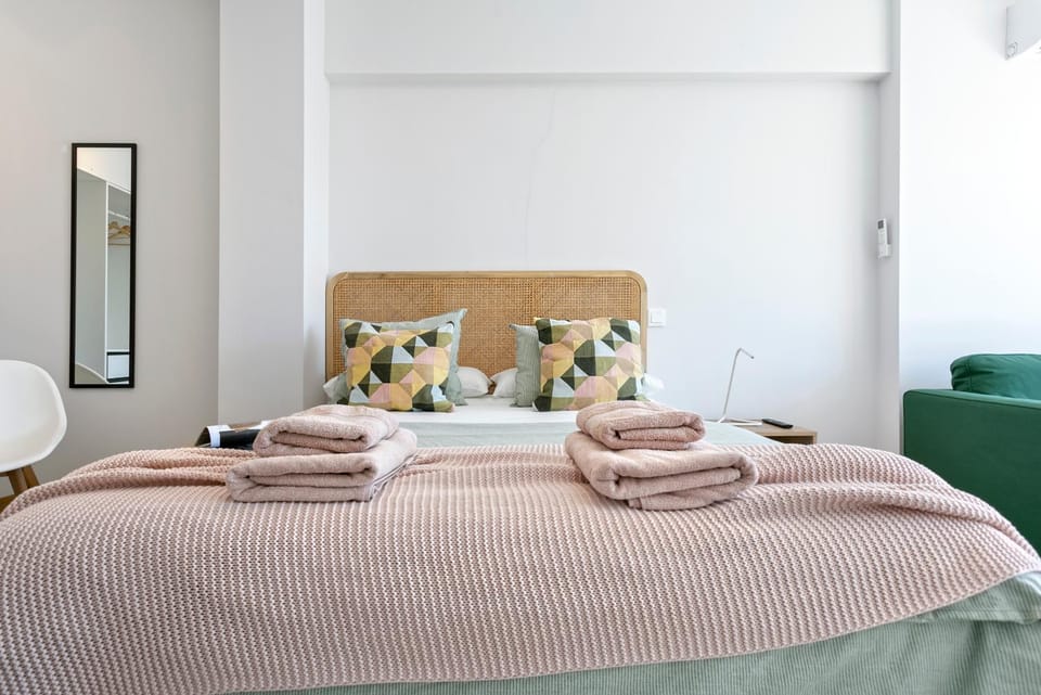 Bed, Photo of the whole room, Bedroom, towels
