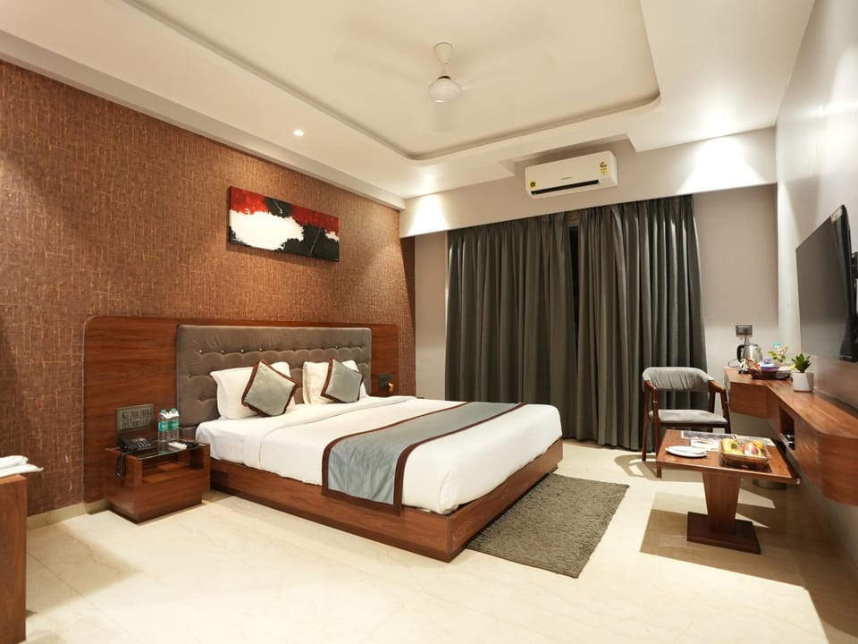 Communal lounge/ TV room, Bed, TV and multimedia, Living room, Photo of the whole room, Seating area, air conditioner