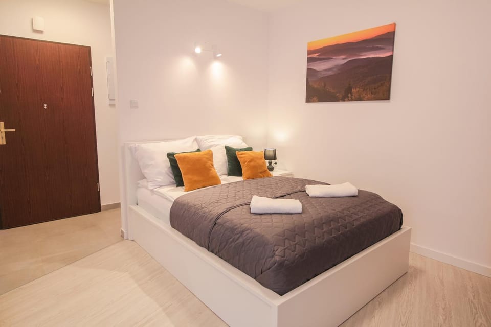 Bed, Bedroom, towels