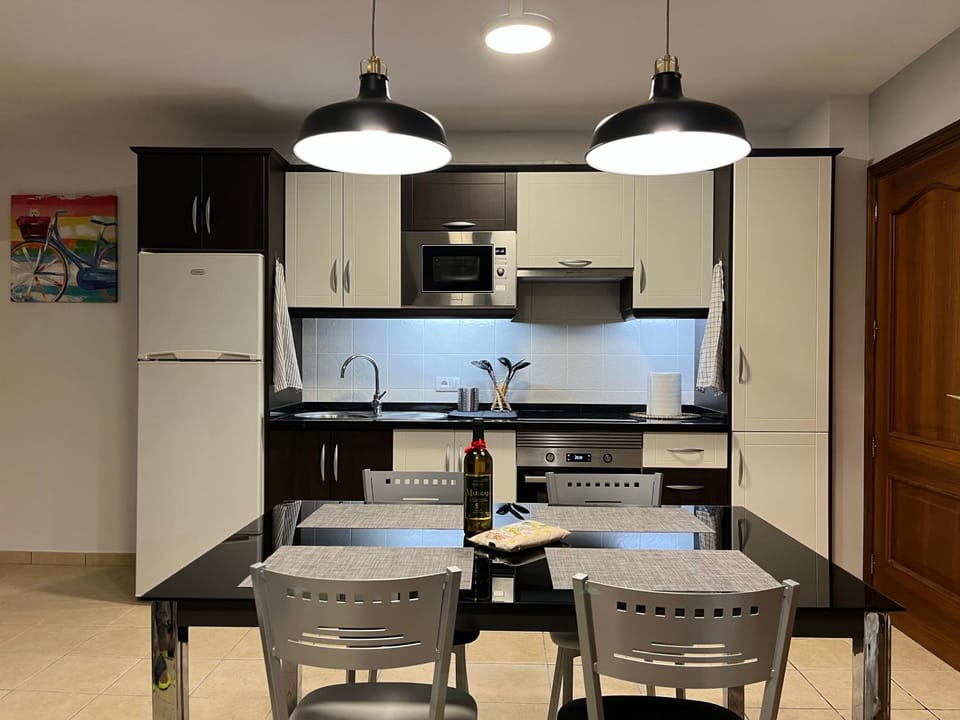 Kitchen or kitchenette, Dining area, minibar, oven, stove