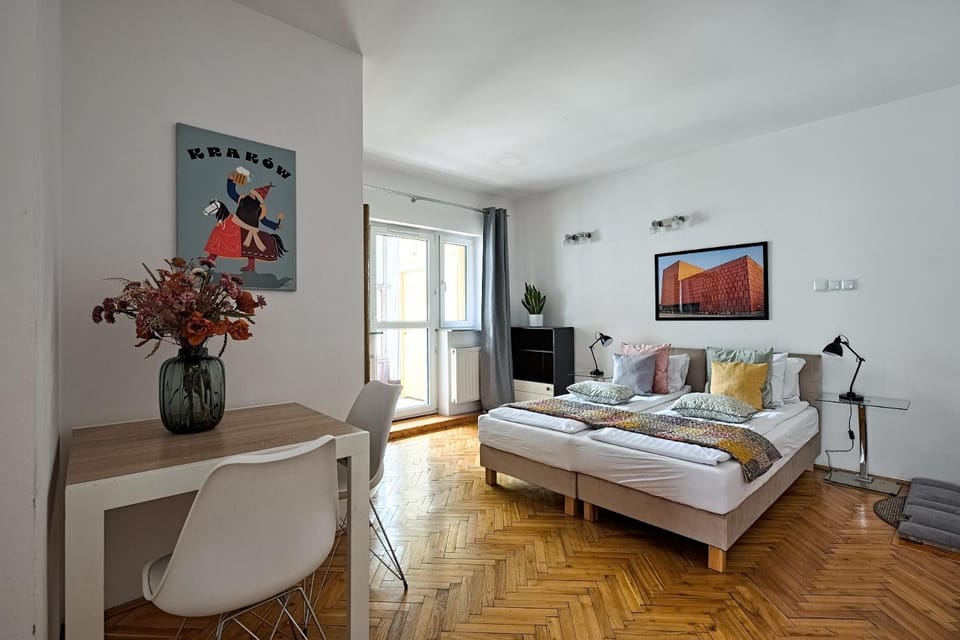 Bed, Seating area, Bedroom