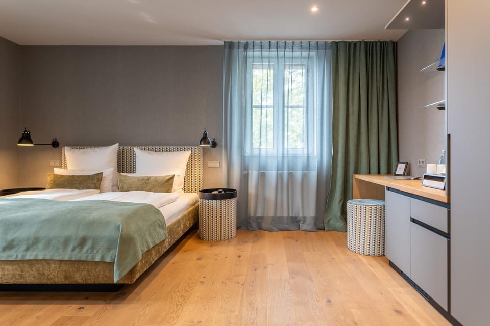 Photo of the whole room, Bedroom