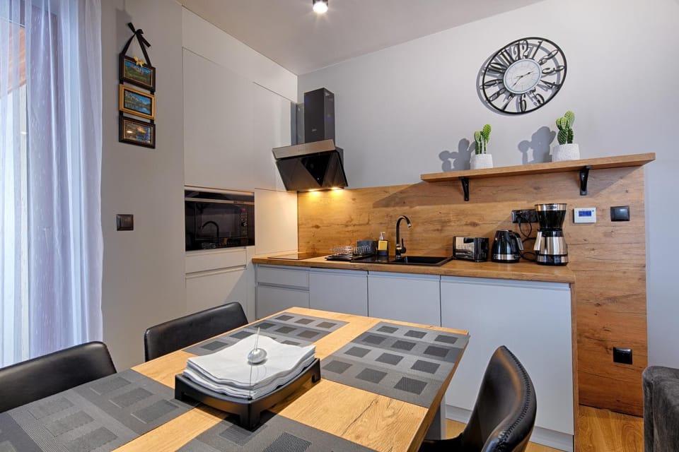 Coffee/tea facilities, Kitchen or kitchenette, Dining area, minibar, stove