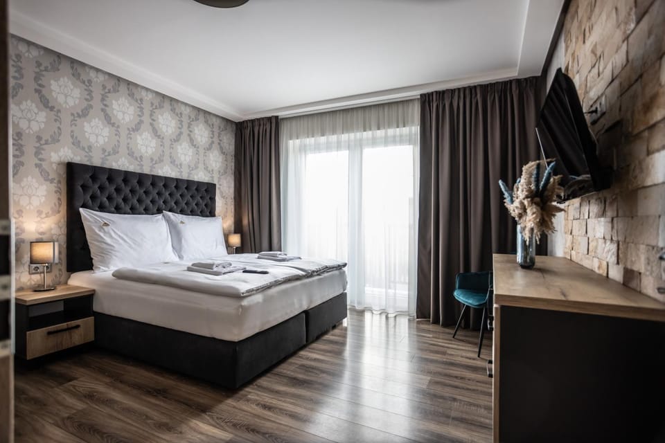 Bed, TV and multimedia, Photo of the whole room, Bedroom, towels