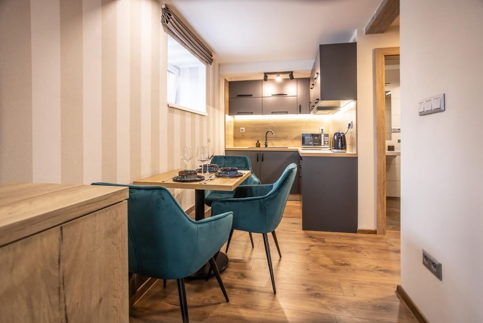 Kitchen or kitchenette, Seating area, Dining area, minibar