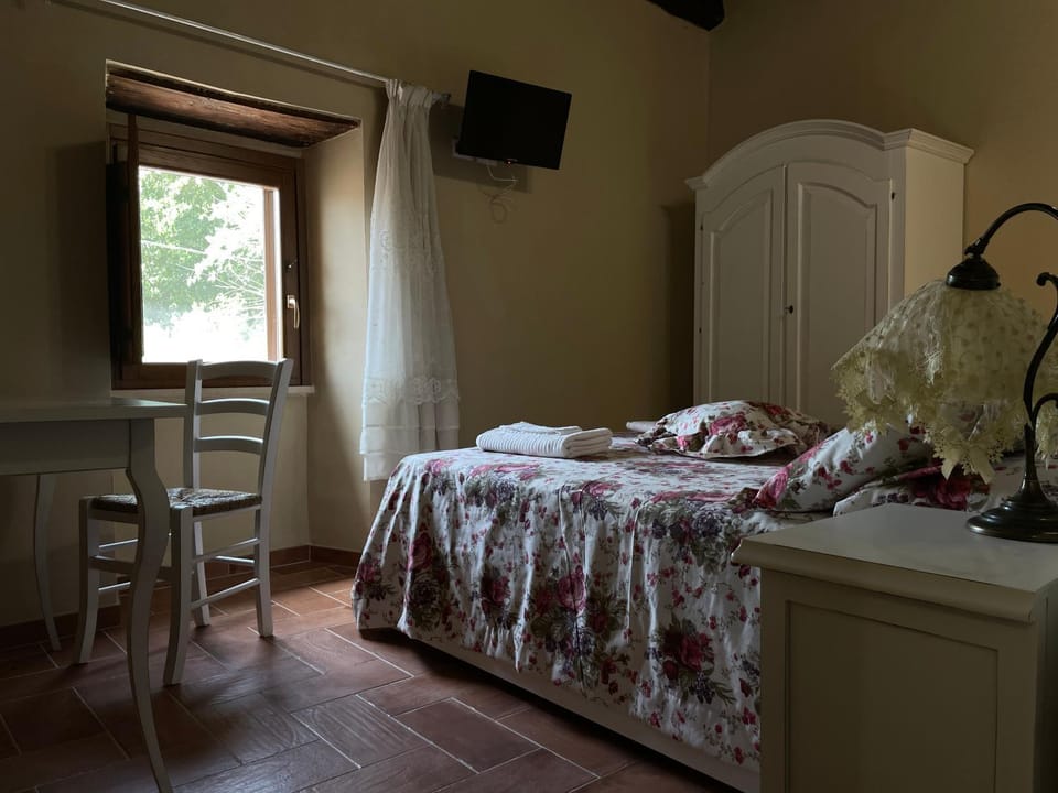 Bed, TV and multimedia, Photo of the whole room, Bedroom