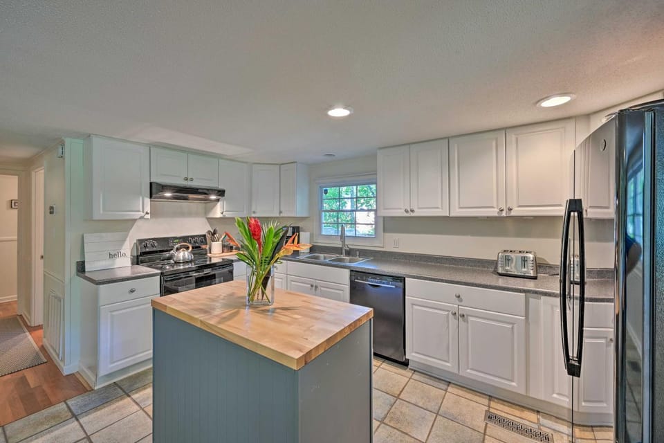 Chic House w/ Private Dock on Lake Hartwell! House in Lake Hartwell