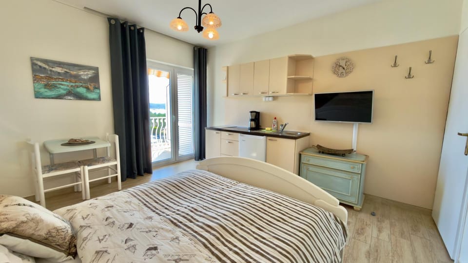 Bed, TV and multimedia, Kitchen or kitchenette, Photo of the whole room, Bedroom
