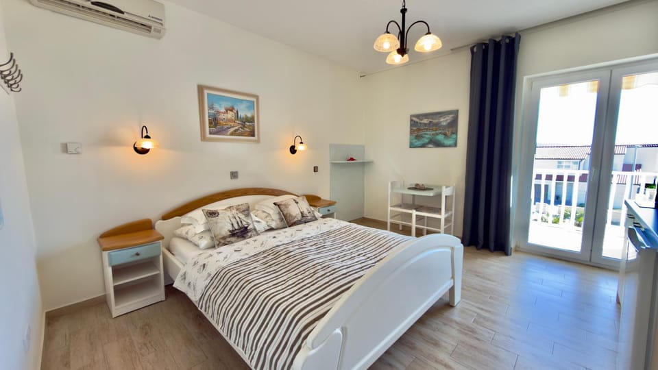 Bed, Photo of the whole room, Bedroom, air conditioner