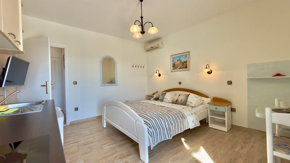 Bed, TV and multimedia, Kitchen or kitchenette, Photo of the whole room, Bedroom
