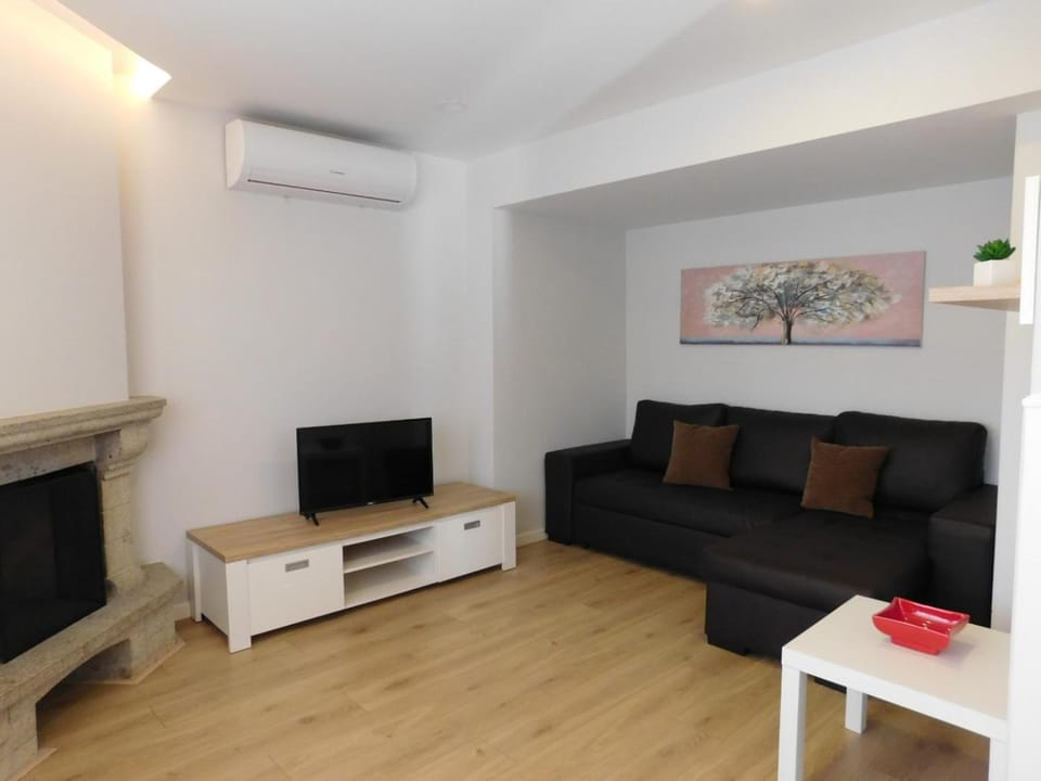 Communal lounge/ TV room, TV and multimedia, Living room, Seating area, air conditioner