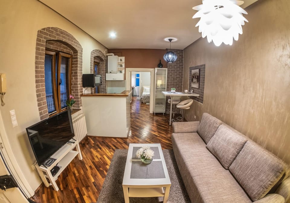 TV and multimedia, Kitchen or kitchenette, Living room, Seating area, Dining area