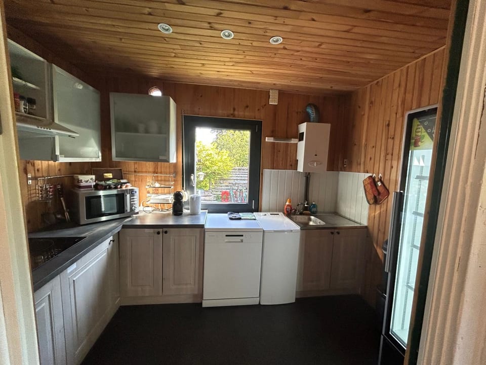 Coffee/tea facilities, dishwasher, minibar, pet friendly, stove
