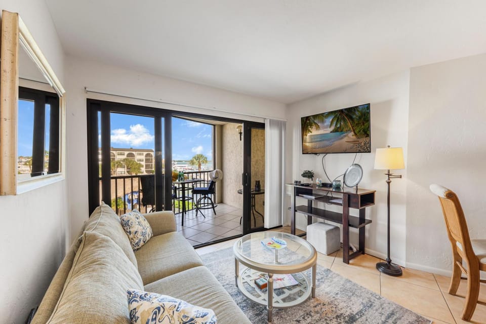 Pleasant condo with spectacular views, pools and spas House in Marco Island