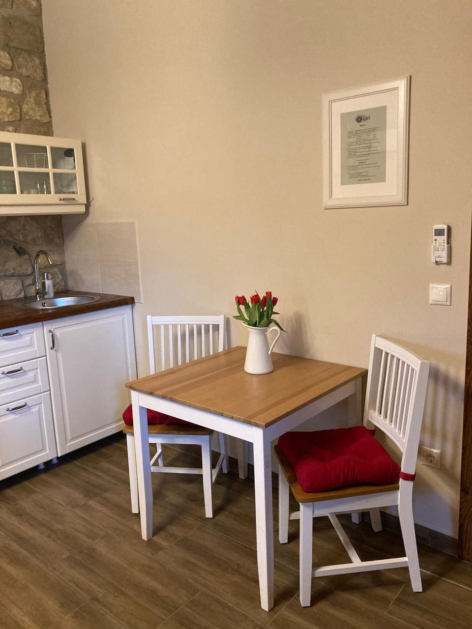 Kitchen or kitchenette, Dining area