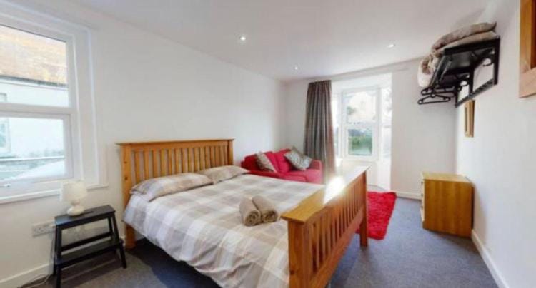 Photo of the whole room, Bedroom, towels