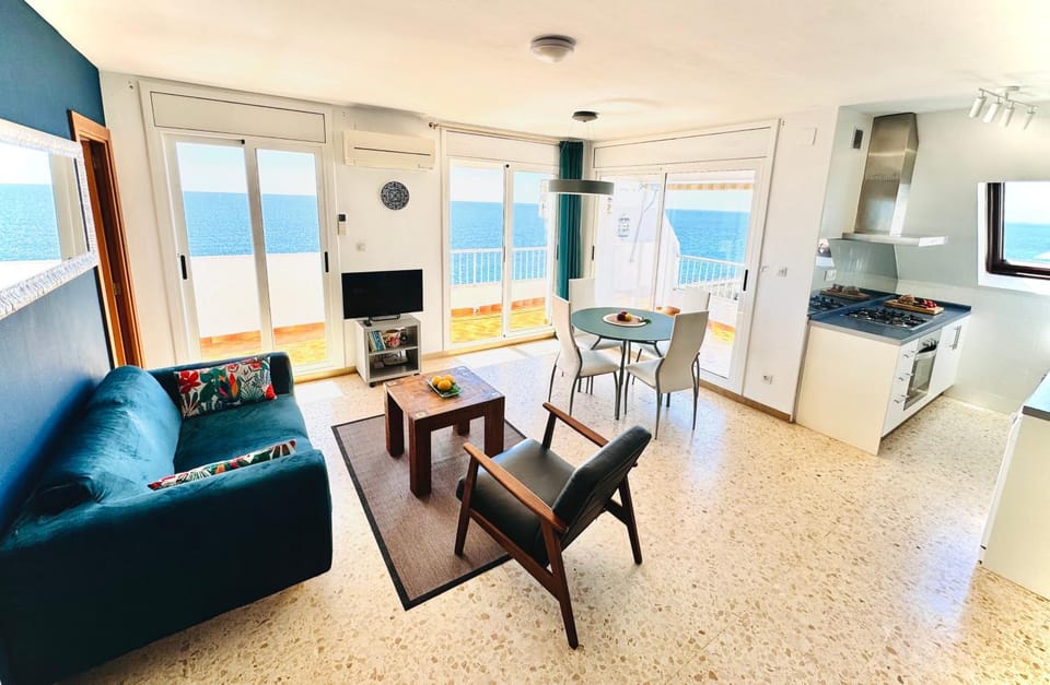 Charming Sea Front 3 Bedroom Apartment - incredible views! Apartment in L'Ametlla de Mar