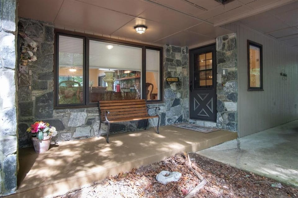 Connestee Lakefront Retreat · Lakefront Retreat in Connestee Fal House in Tennessee