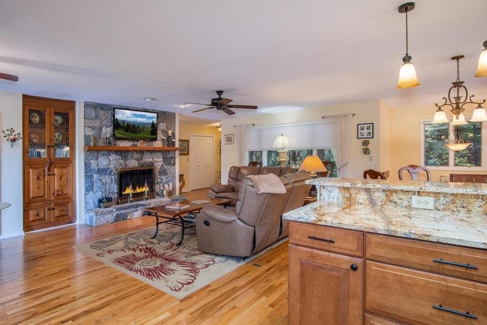 Connestee Lakefront Retreat · Lakefront Retreat in Connestee Fal House in Tennessee