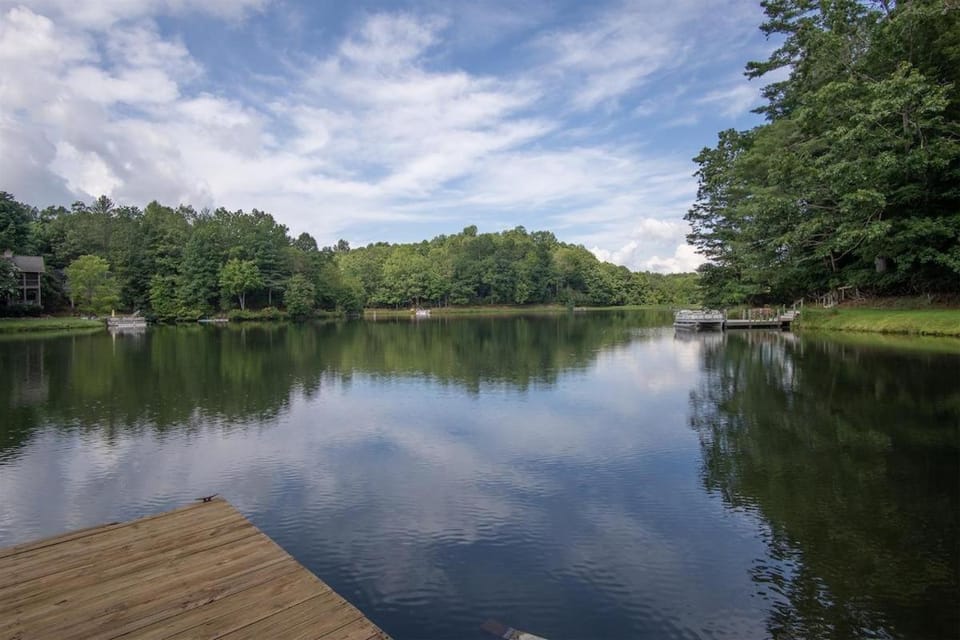 Connestee Lakefront Retreat · Lakefront Retreat in Connestee Fal House in Tennessee