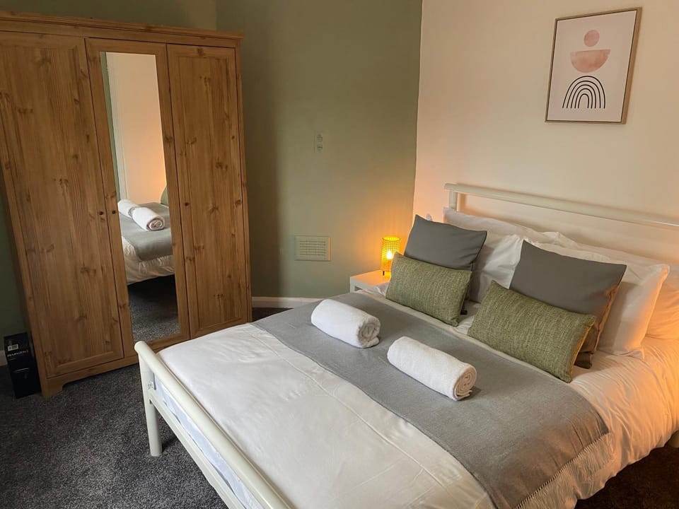 Bed, Bedroom, towels, wardrobe