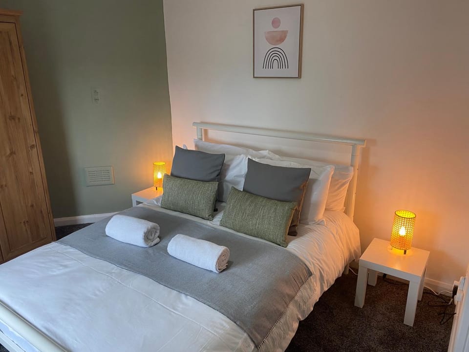 Bed, Bedroom, towels