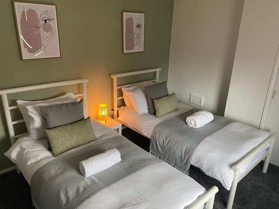 Bed, Bedroom, towels