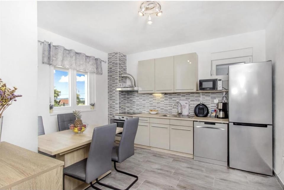 Kitchen or kitchenette, Dining area, dishwasher, minibar, pet friendly, stove