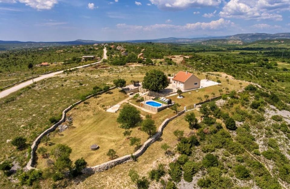 Property building, Spring, Day, Neighbourhood, Natural landscape, Bird's eye view, Mountain view, Pool view, Swimming pool