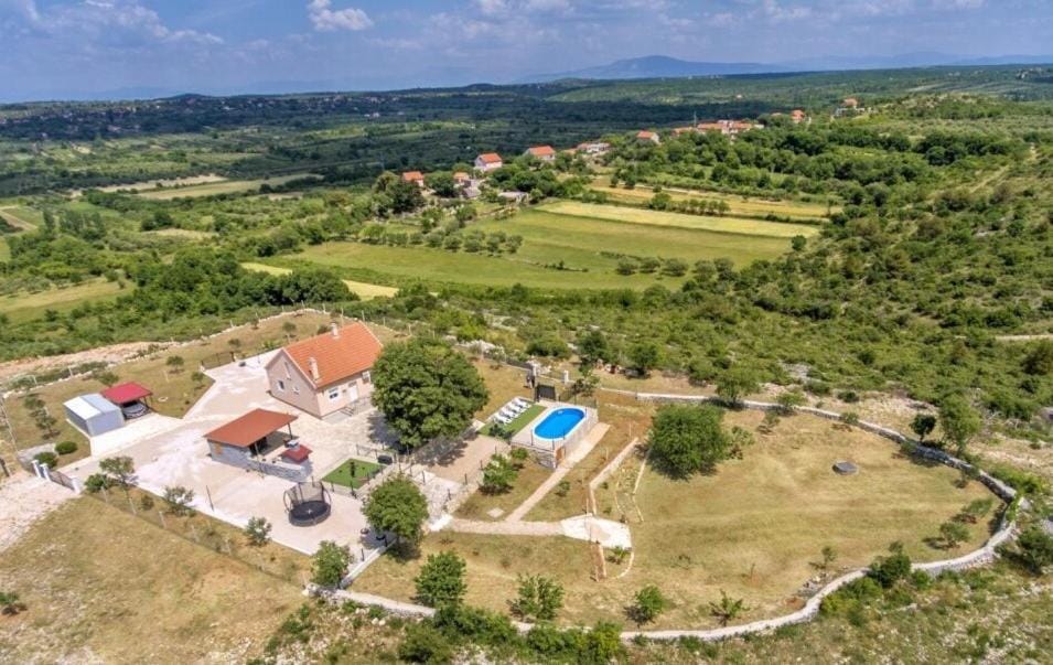Property building, Spring, Day, Neighbourhood, Natural landscape, Bird's eye view, Mountain view