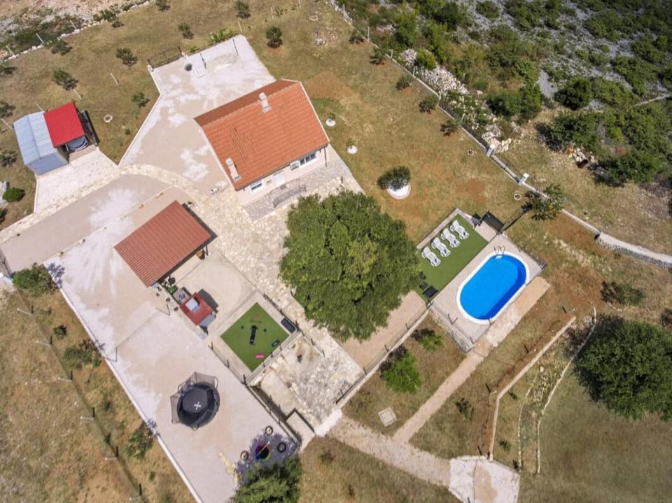 Property building, Day, Bird's eye view, Pool view, Swimming pool
